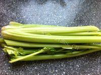 口感好的芹菜炒肉做法图解2)