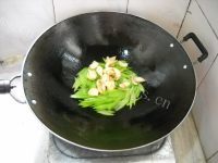 可口的百合西芹核桃仁做法图解6)