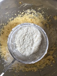 美味的柠檬蜜豆玛芬做法图解10)