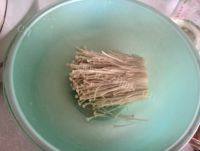 自制培根金针菇卷做法图解2)