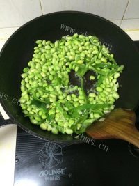 家常菜青椒炒毛豆做法图解4)