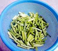 垂涎欲滴的蒜苔炒腊肠做法图解1)