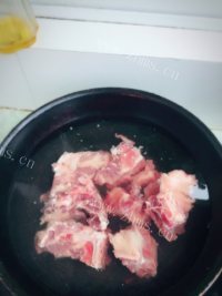 滋补的猪骨山药玉米汤做法图解1)