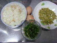 自己做的豌豆蛋炒饭做法图解1)