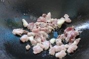 色泽不错的猪肉炒丝瓜做法图解2)