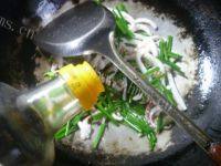 韭菜花炒鱿鱼做法图解8)