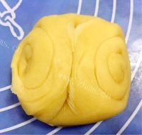 美味牵牛之恋蛋黄酥做法图解17)