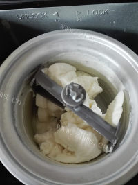 好吃不腻的牛奶沙冰做法图解5)
