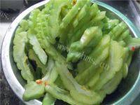 口感饱满的五花肉炒苦瓜做法图解2)