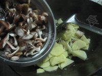 家常菜香菇土豆片做法图解7)