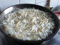 家常菜凉拌绿豆芽做法图解3)