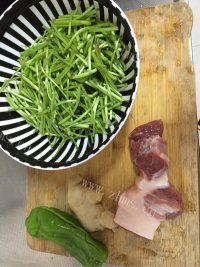 家常菜芦蒿炒肉丝做法图解1)