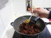 自制牛肉辣椒酱做法图解9)