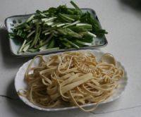 营养丰富的韭菜炒千张做法图解2)