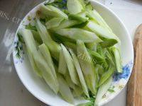 家常菜腊肠炒芥兰做法图解3)