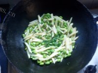 家常菜毛豆炒茭白做法图解7)