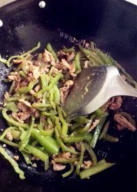 下饭的青椒肉丝做法图解9)