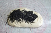 奶香浓郁黑芝麻立方吐司做法图解5)