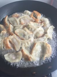 回味无穷的煎饺做法图解4)