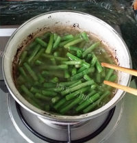家常菜干煸豇豆做法图解4)