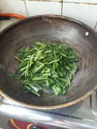 特下饭的韭菜炒蚕豆做法图解4)