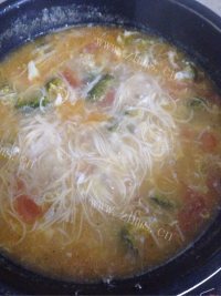 美味的蔬菜鸡蛋面做法图解6)