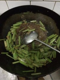 家常菜芹菜炒粉丝