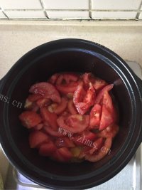 美味的番茄牛肉煲做法图解4)