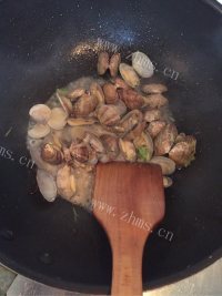 妈妈最爱的炒花蛤做法图解9)