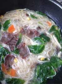 美味的豌豆苗牛肉面做法图解8)
