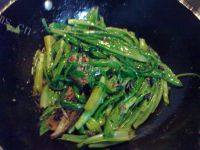 美美厨房之豆豉鲮鱼油麦菜做法图解3)