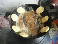 美味铁锅炖鱼贴饼子做法图解11)