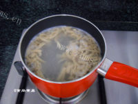美味的枸杞叶猪肝瘦肉汤面做法图解2)