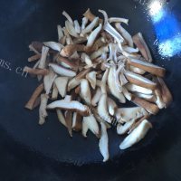简单花蛤炒交白做法图解2)