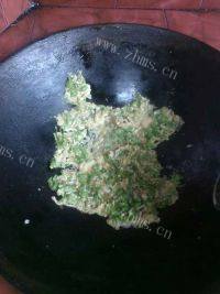 鲜香可口的虾皮辣椒煎鸡蛋做法图解6)