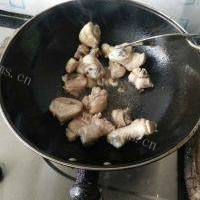 可口的香菇土豆炖鸡的做法图解三