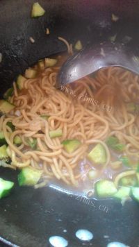 美味的咖喱炒面做法图解6)