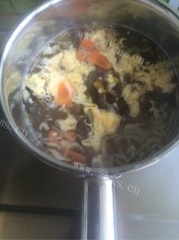 鲜美可口的紫菜蛋花汤做法图解5)