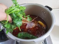美味牛肉腐竹煲做法图解7)