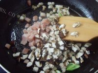 美味的香菇鸡肉焖饭做法图解6)
