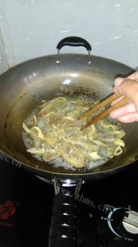 超级好吃的炸蘑菇做法图解7)