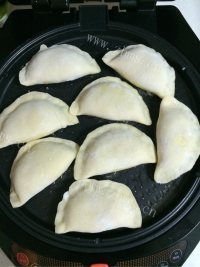 美味的韭菜盒子做法图解8)