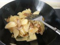 家常菜肉炒土豆片做法图解7)