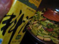 酥嫩腊肠炒芹菜做法图解9)