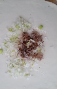 自制千层葱油饼做法图解5)