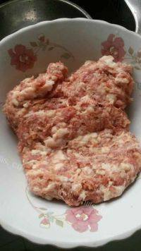 诱人的豇豆肉包做法图解2)