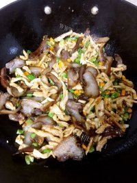 美味萝卜皮炒猪脸肉做法图解7)