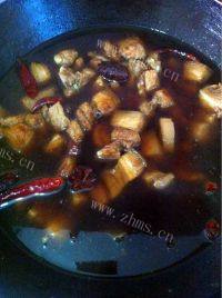 家常菜红烧肉炖土豆做法图解7)