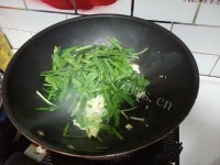 美味佳肴般的鸡蛋炒韭菜做法图解5)