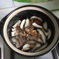 风味香菇丸子砂锅做法图解6)